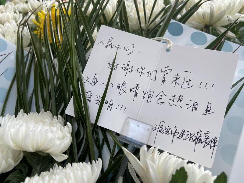 突遭袭击他们以身躯正面迎敌为他人留出生命空间