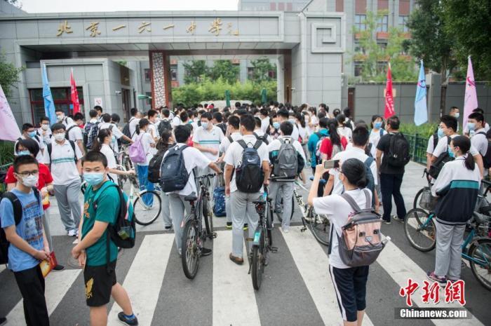 8月29日,北京161中学学生等候学校开门.中新社记者 田雨昊 摄