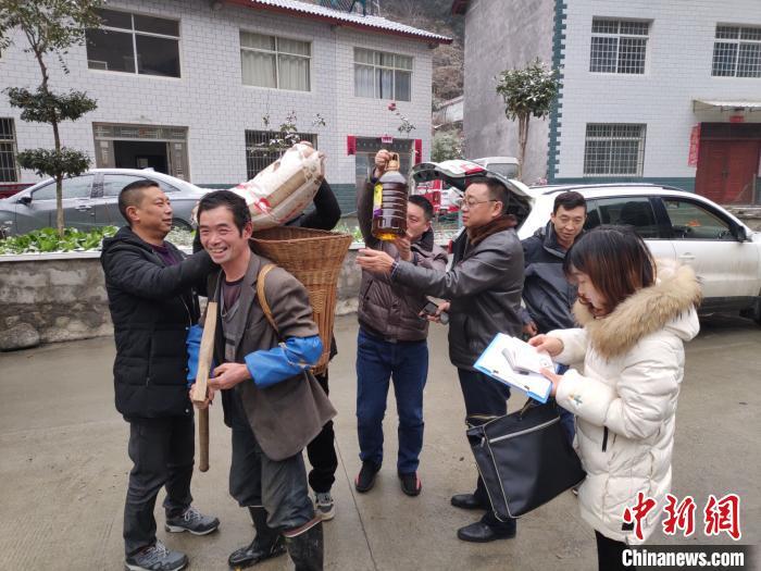 湖北一村支书扶贫路上不幸殉职85后接棒