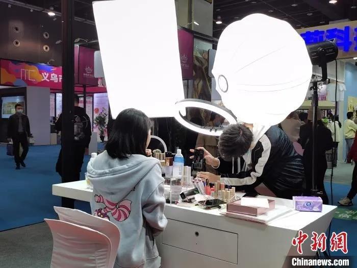资料图:浙江义乌一位主播正在直播带货.胡亦心 摄