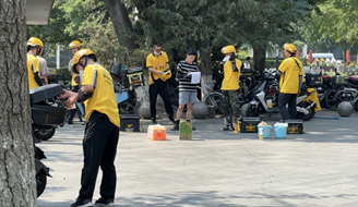 在40℃的北京坚守：外卖员跑单13小时，露天车位收费员一天喝了近5升水