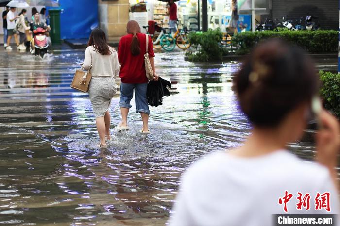 �����ڻ�ˮ�ĵ�·����ˮ���С�