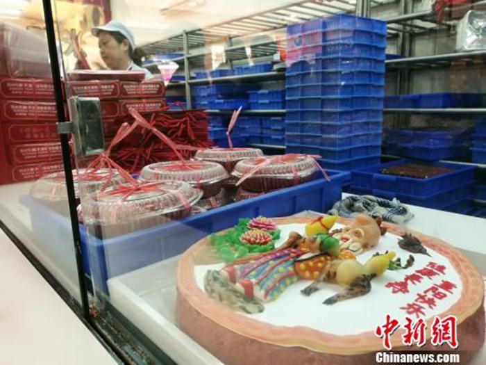 资料图:等待销售的重阳糕。 钟升 摄
