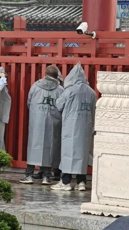 持续9年的“1元午餐”,门口10元景区7元的雨衣……来河南的游客被景区物价“惊呆了”