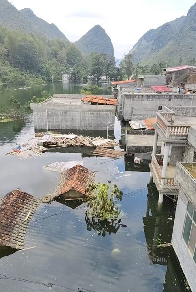 10月12日,随着大进屯洪水上涨,大部分村民转移至屯外,目前仍有20多人留守 受访者供图