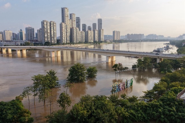 受今年台风影响,广西多条河流出现超警戒洪水,10月8日邕江南宁市区河段水位不断上涨 新华社图
