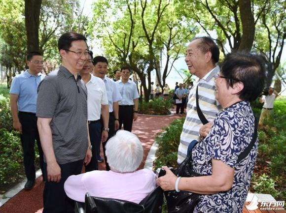 韩正骑共享单车体验滨江骑行环境 与市民握手问好