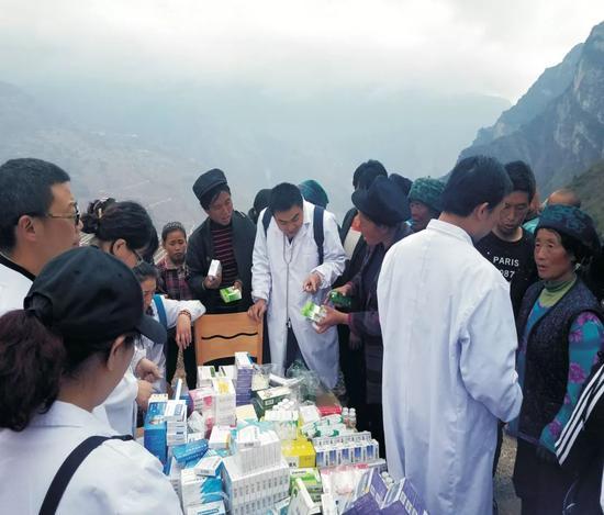 医疗服务(阿克鸠射 ?摄)