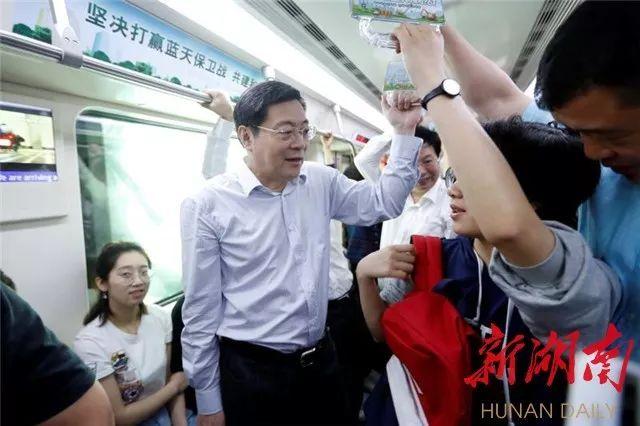 湖南省委书记高峰期坐地铁 有人让座被婉拒