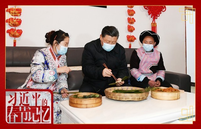 2021年2月3日,习近平总书记在贵州省毕节市黔西县新仁苗族乡化屋村苗族村民赵玉学家,同赵玉学一家边聊家常边制作当地传统节日食品黄粑。