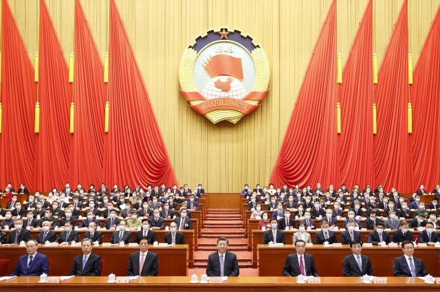 这是习近平,李克强,栗战书,王沪宁,赵乐际,韩正,王岐山在主席台就座