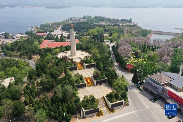 ����������ǵ��㼣���ӱ�ƪ��ͼ�Ļ�������7�������ߺ��µġ��Ͽ���֮·������������ǵ��㼣֮�ӱ�ƪ