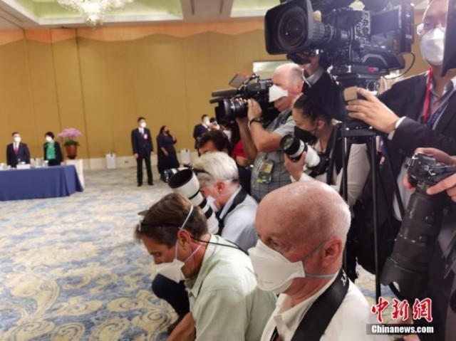 ����ʱ��11��14�����磬�й�������ϯϰ��ƽ���ڰ��嵺�й�������פ��ͬ������ͳ�ݵǾ��л��ͼΪ����Ԫ�׻����ֳ��ġ���ǹ���ڡ���<a target='_blank' href='/'><p  align=