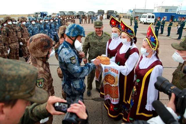 ����ʱ��2021��9��10�գ��羳�μӡ���ƽʹ��-2021���Ϻ�������֯��Ա�����Ϸ��־��ݵ��з����ӵ��ݲ��ִ����˹���ױ��������ȡ��г���ϰ����ͼΪ������ԱΪ�з���Ա���л�ӭ��ʽ��