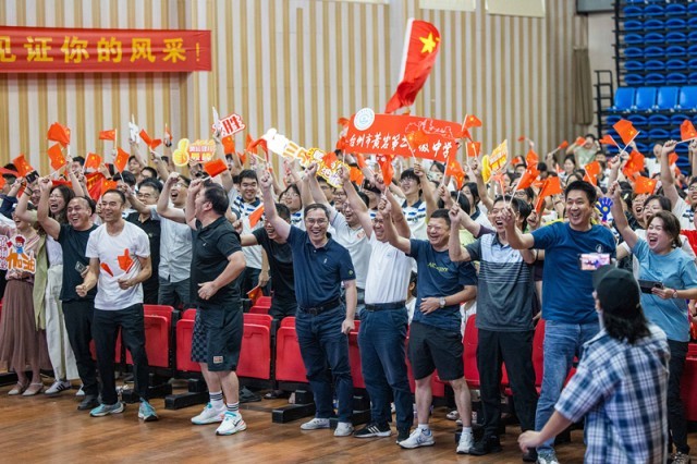 北京时间7月27日,2024年巴黎奥运会首个比赛日,在射击10米气步枪混合团体比赛中,中国选手黄雨婷/盛李豪获得金牌。图为黄雨婷的母校师生们通过收看奥运直播的方式为她加油助威。