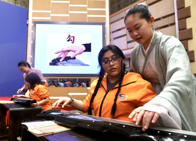 2024��3��20�գ�������ʢ������ѧ�������ű�����ѧ������ڱ�����ѧӢ�ܽ������ľ��С�ͼΪ���Ի�ʢ���ݵ���ѧ��������١�