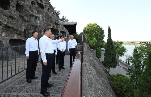 5月19日至20日,中共中央总书记、国家主席、中央军委主席习近平在河南考察。这是19日下午,习近平在洛阳龙门石窟考察。新华社记者 谢环驰 摄