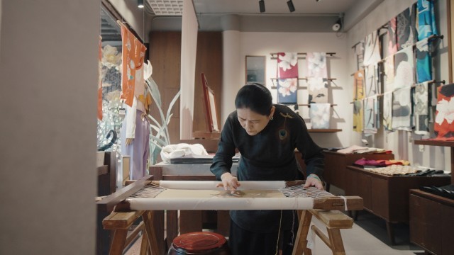 苏绣代表性传承人卢建英正在绣制作品。人民网记者 葛泰佚摄