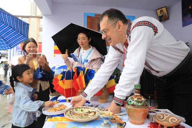 2025��4��12�գ��Ĵ�ʡ�ɶ��С�2025�ɶ���ŷ���Ļ�������ڻ����������֡���ʳ�뻥�����飬Ϊ���ڴ�����һ��������ʽ���Ļ����껪��