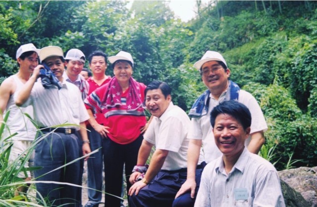 1999��6�£�ϰ��ƽ�ڸ���ɭ�ֹ�԰�μӼ���ë��ϯ����չ�����˶�����ǿ�������ʡ����47�����ɽ���������ͼƬ��Դ����ϰ��ƽ�ڸ������²ᣩ��