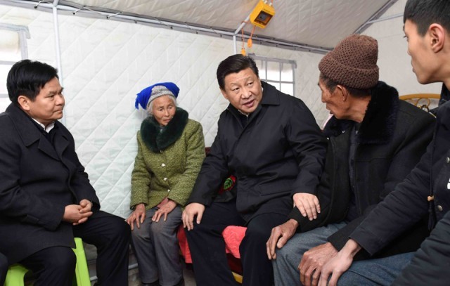 2015年1月19日,习近平总书记来到云南鲁甸县小寨镇甘家寨红旗社区过渡安置点,看望受灾群众甘正芬和她的老伴儿邹体富。