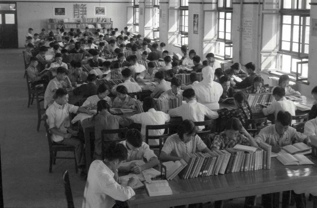1959年,学生们在西迁后的交大校园图书馆阅览室内学习(资料照片)。