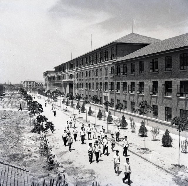 1959年拍摄的西迁后的交通大学校园一景(资料照片)。