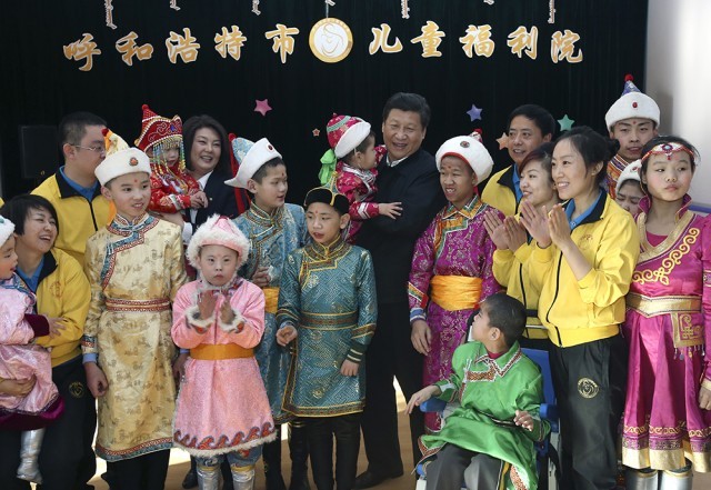 2014年1月28日,习近平总书记来到呼和浩特市儿童福利院看望孩子们。
