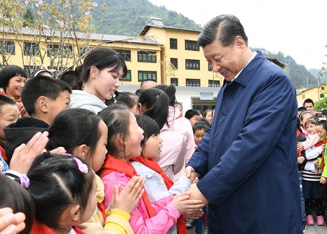 2019年4月15日下午,习近平总书记在重庆石柱土家族自治县中益乡小学同学生们亲切交谈,询问他们学习和生活情况。