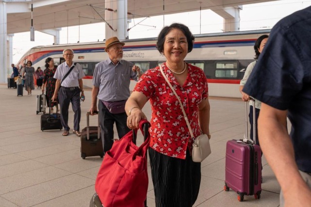 △ 2026年4月13日,乘坐中老铁路国际旅客列车的旅客抵达中老铁路万象站。