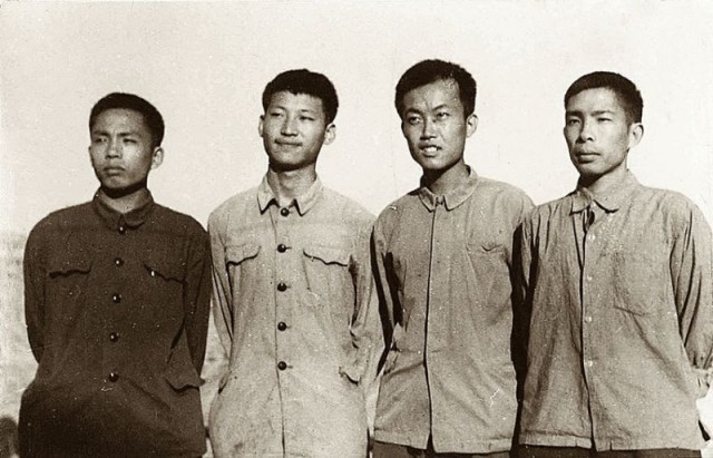 1973�꣬ϰ��ƽ��������λ����֪�ࣨͼƬ���ԡ�ϰ��ƽ������֪�����¡���