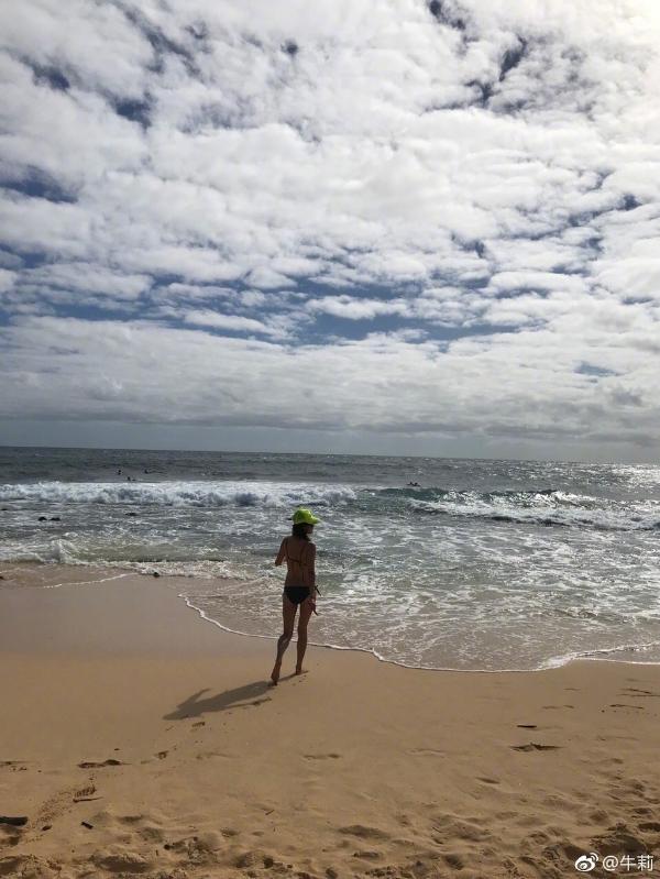 组图:45岁牛莉穿比基尼海边度假 圈外老公和女儿罕见露面