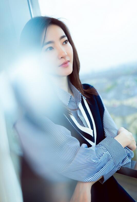 组图:王丽坤低头甜笑展侧颜杀 青春靓丽元气满满