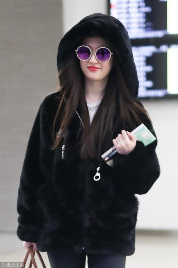小仙女驾到!刘亦菲穿毛绒大衣微微甜笑
