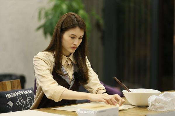 组图:《青旅》何穗穿玩具衣化身可爱胖天鹅 长发飘飘大秀舞艺