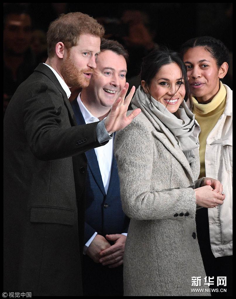 哈里王子携未婚妻甜蜜牵手伉俪情深