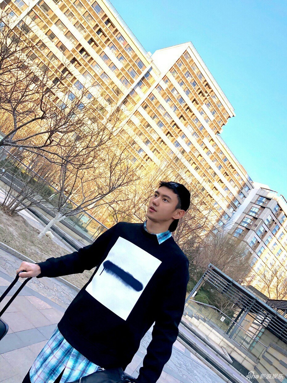 组图:宁泽涛出发米兰时装周 大长腿hold住长衬衫