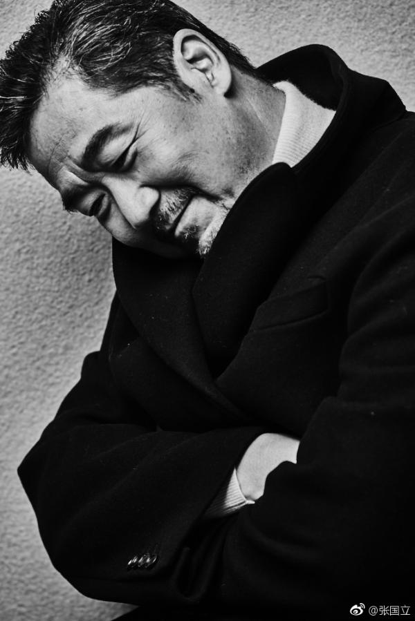 组图63岁张国立庆生拍黑白写真手拿雪茄特有范儿