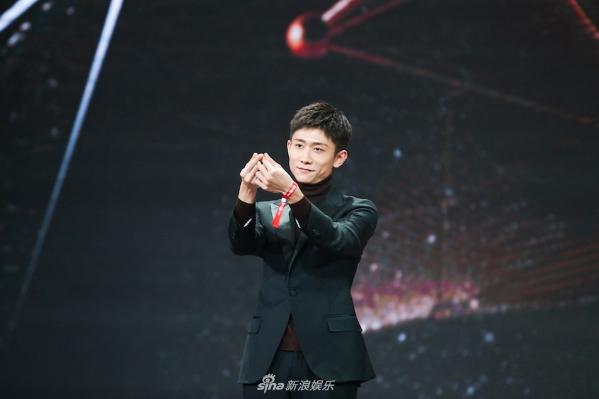 组图张一山斩获年度人气艺人奖现场再次演绎山式比心