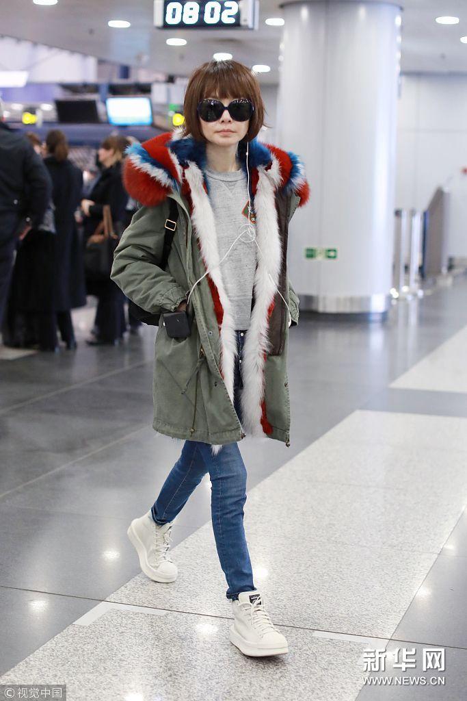 鲁豫黑超遮面双手插兜露甜笑玩快闪