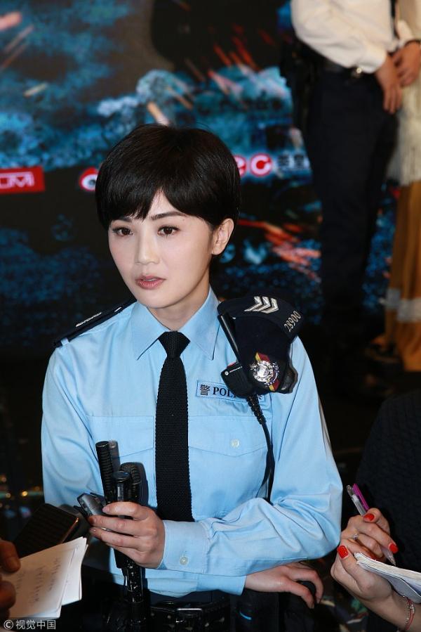 蔡卓妍戴假发穿制服变身帅气女警