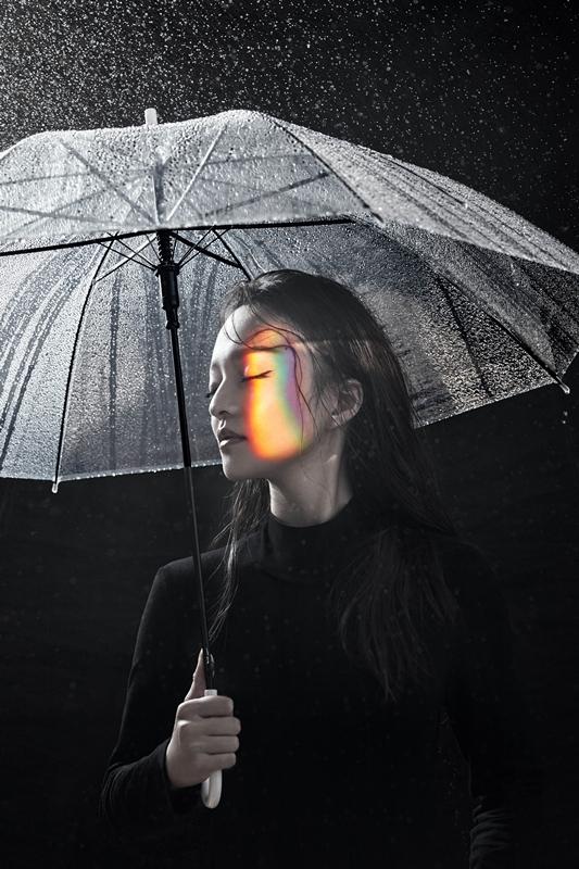 组图张韶涵穿黑色针织衣性感十足淋雨时尚大片尽显曼妙优雅