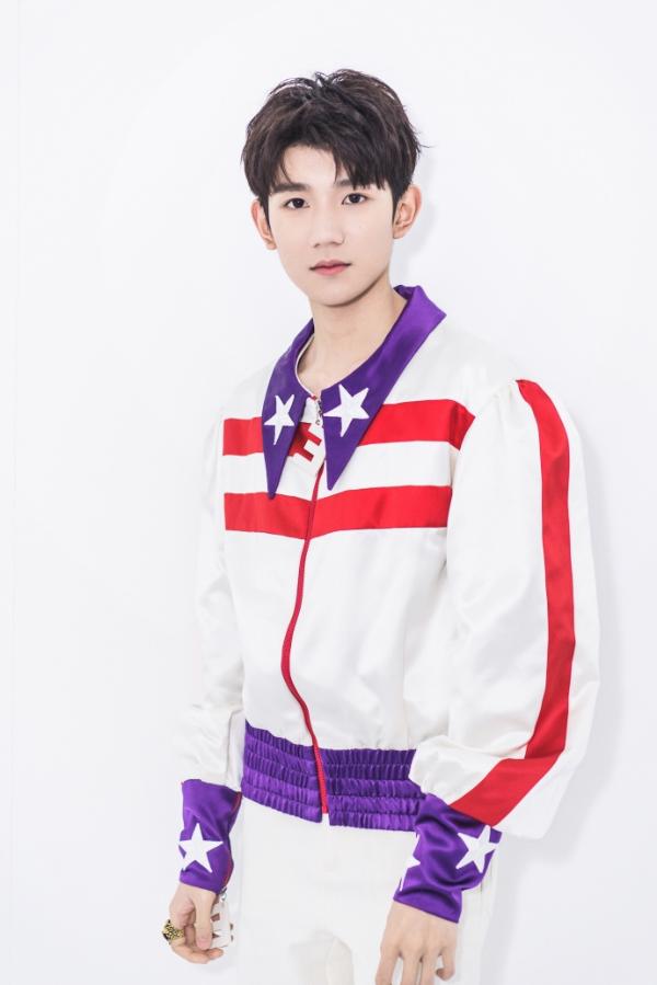 组图王源穿五角星垫肩套装时尚复古抿嘴邪笑痞劲十足