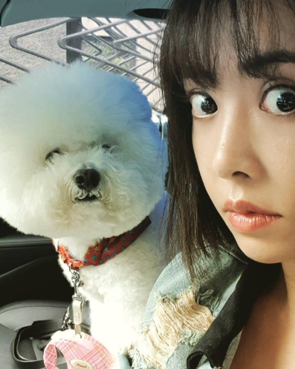 组图蔡依林素颜托腮晒自拍小肉手吸睛被赞超可爱