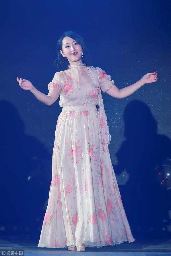 组图:杨钰莹穿印花透视长裙亮相北京春晚 甜美清新仙气十足