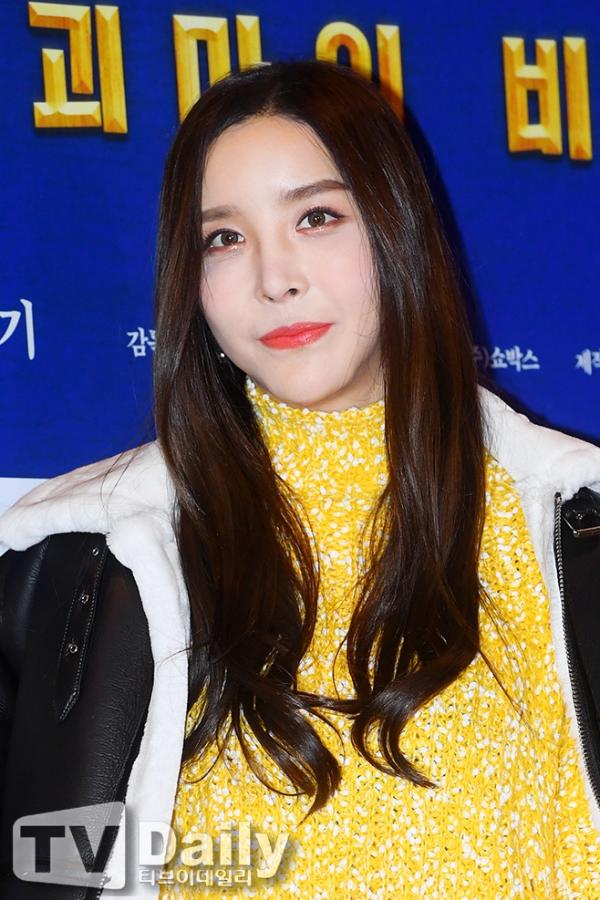 组图:43岁河莉秀离婚后亮相 皮肤紧致毫无皱纹_新闻频道_中国青年网