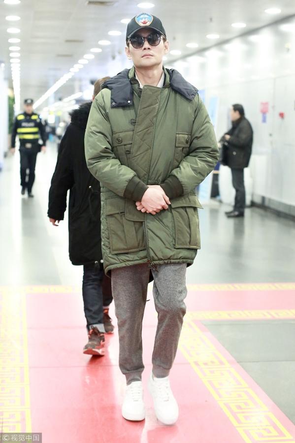 帅吗?王凯裹军绿大衣现身机场