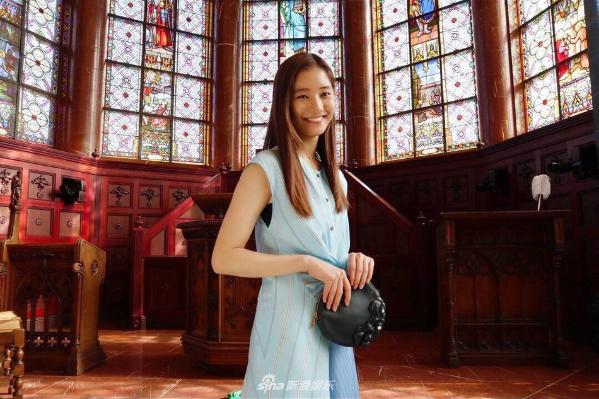 组图新木优子发日剧花絮照清新裙装优雅端庄