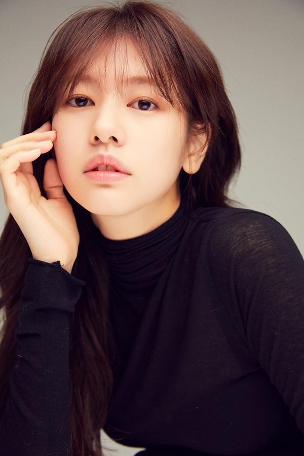 组图:郑素敏最新简历照公开 纯美气质引人视线_新闻频道_中国青年网