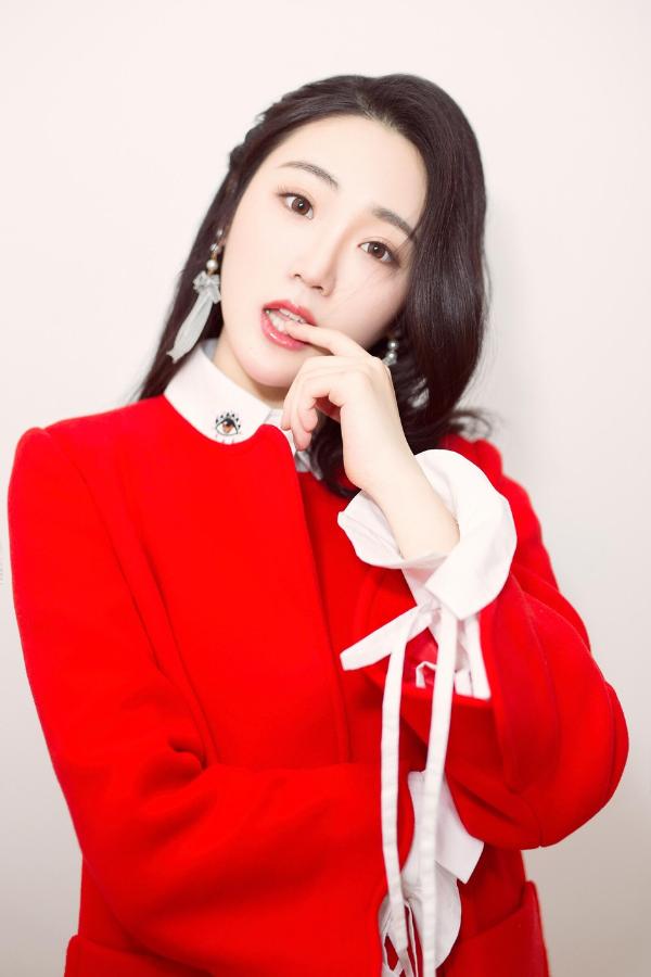 组图:张可盈手持冰糖葫芦唱响小春晚 红衣长发少女感十足